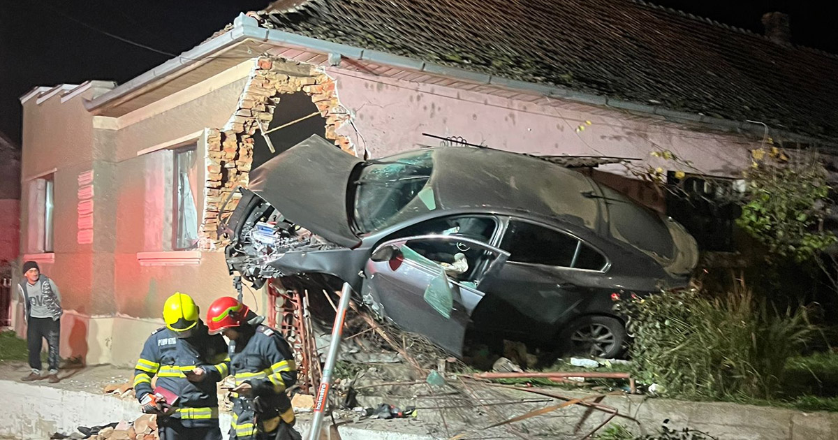 FOTO/VIDEO. Locatarii casei avariate de mașină au scăpat la limită. Șoferul a decedat