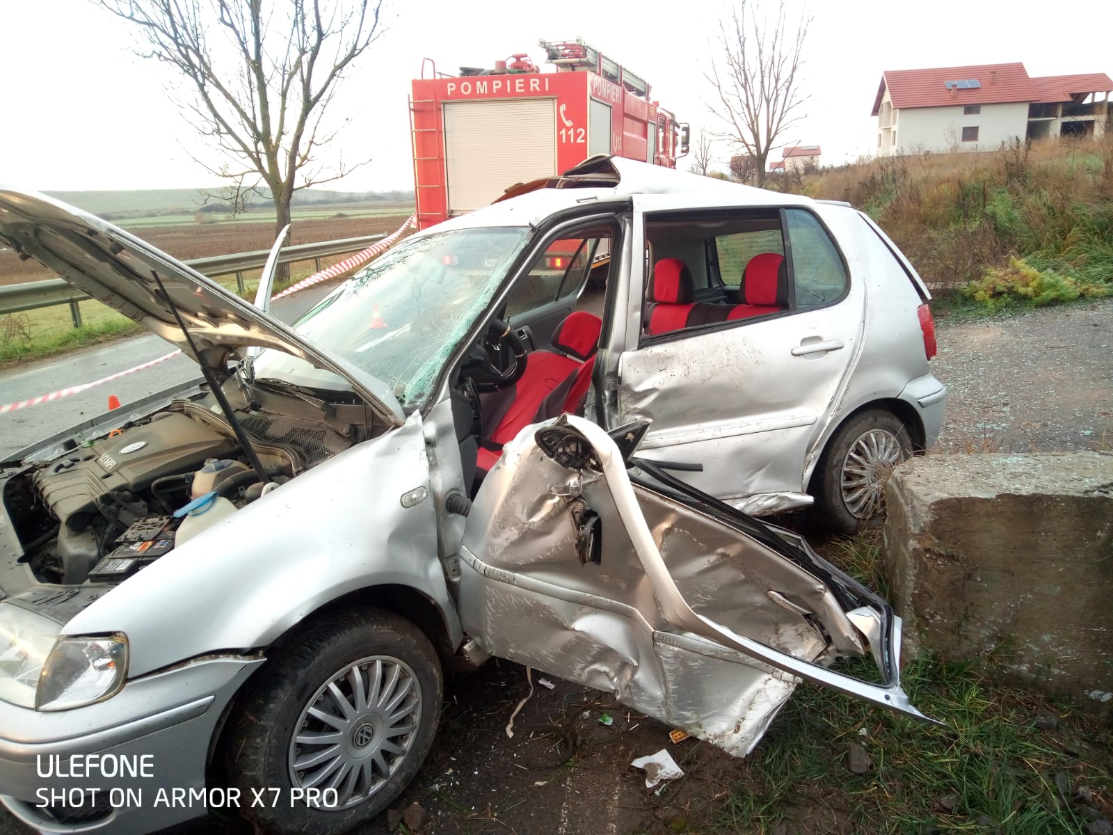 FOTO. Accident în județul Satu Mare. A intrat cu mașina într-un parapet. Două persoane au fost rănite