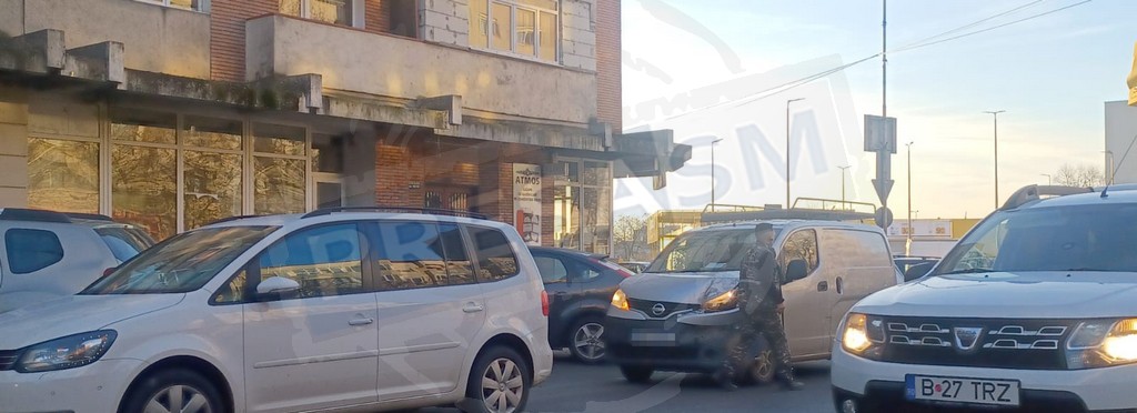 FOTO. Accident în cea mai aglomerată zonă din municipiul Satu Mare