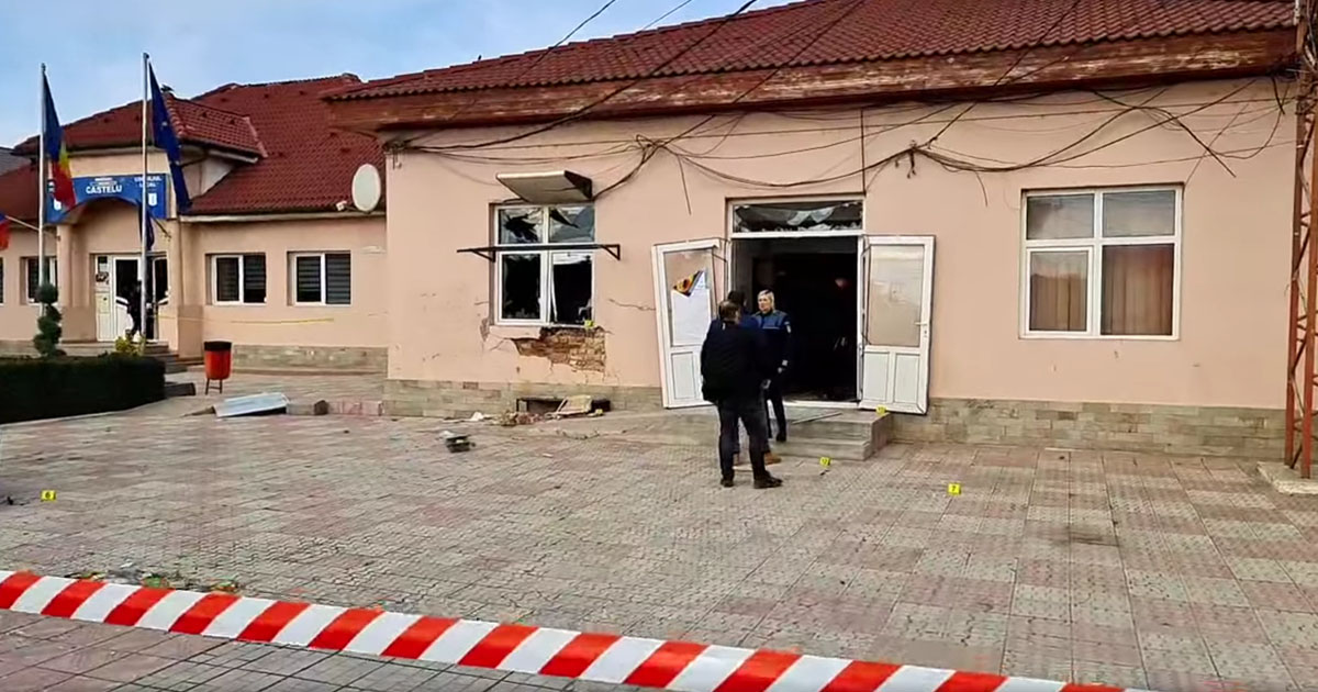 VIDEO. Se întâmplă în România. Bancomat aflat în clădirea Poliției, aruncat în aer. Filtre şi trupe Antitero, se caută făptașul