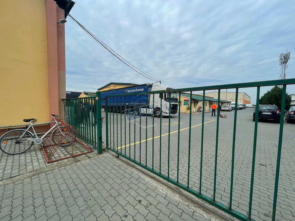 FOTO. Sute de tone de deșeuri vândute drept haine second-hand, depistate la un depozit din  județul Satu Mare