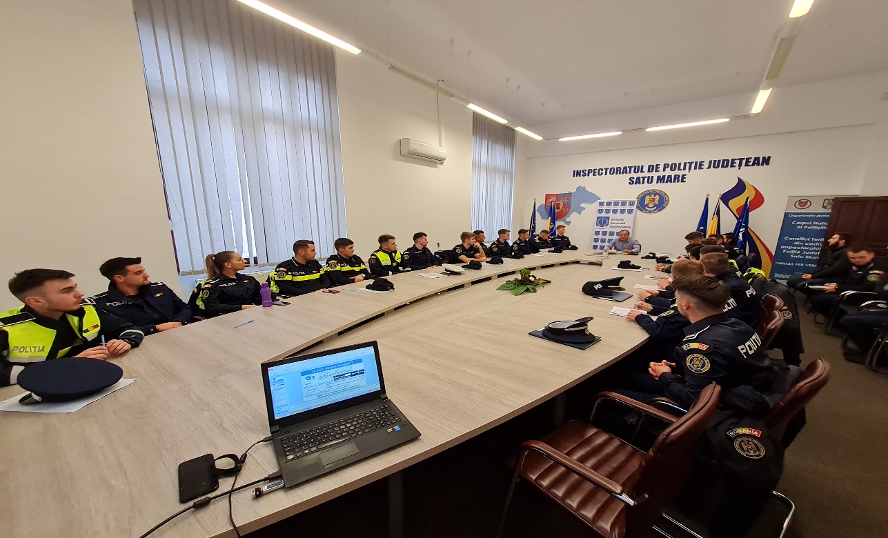 FOTO. ANTICORUPȚIE. Zeci de tineri polițiști din Satu Mare, băgați în ședință