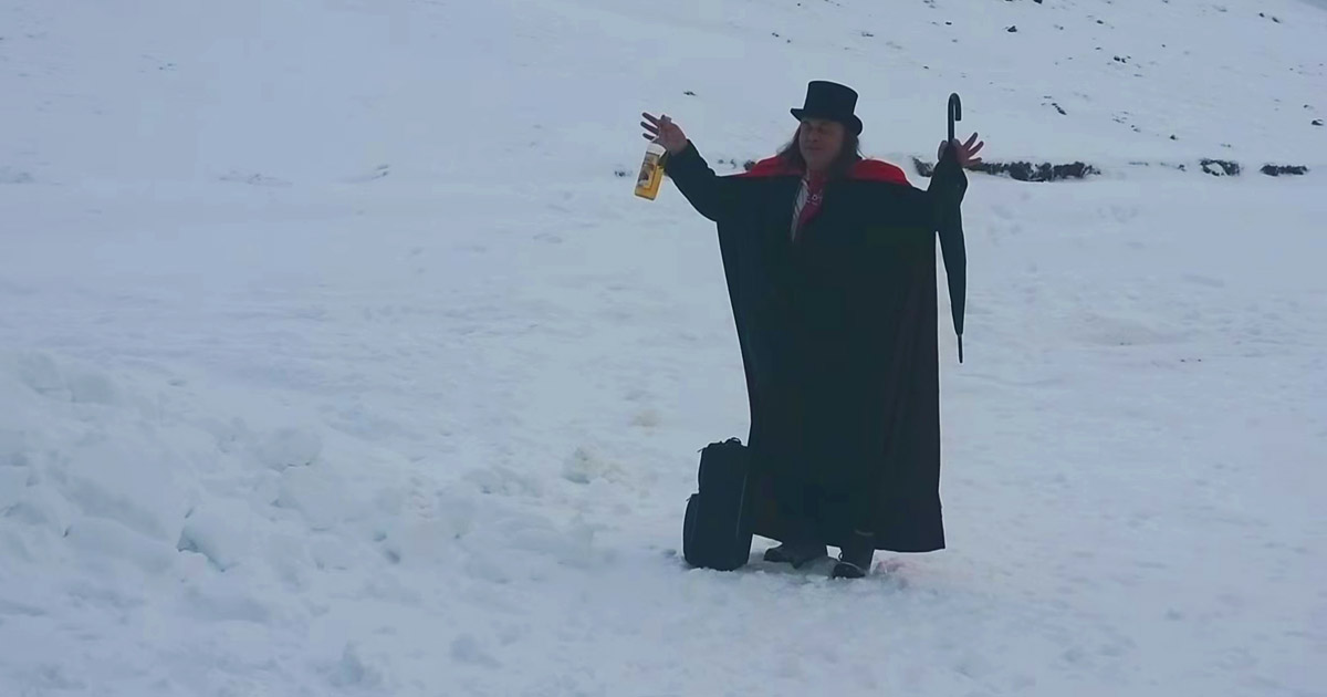 FOTO/VIDEO. Surpriză pentru salvamontiștii din Bușteni. Au dat nas în nas, prin nămeți, cu "Dracula"
