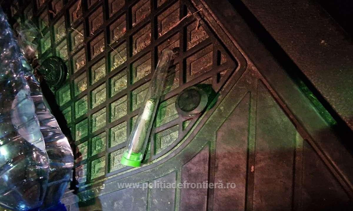 FOTO. VAMA PETEA. Un român s-a întors în țară de sărbători. Și-a adus și...drogurile