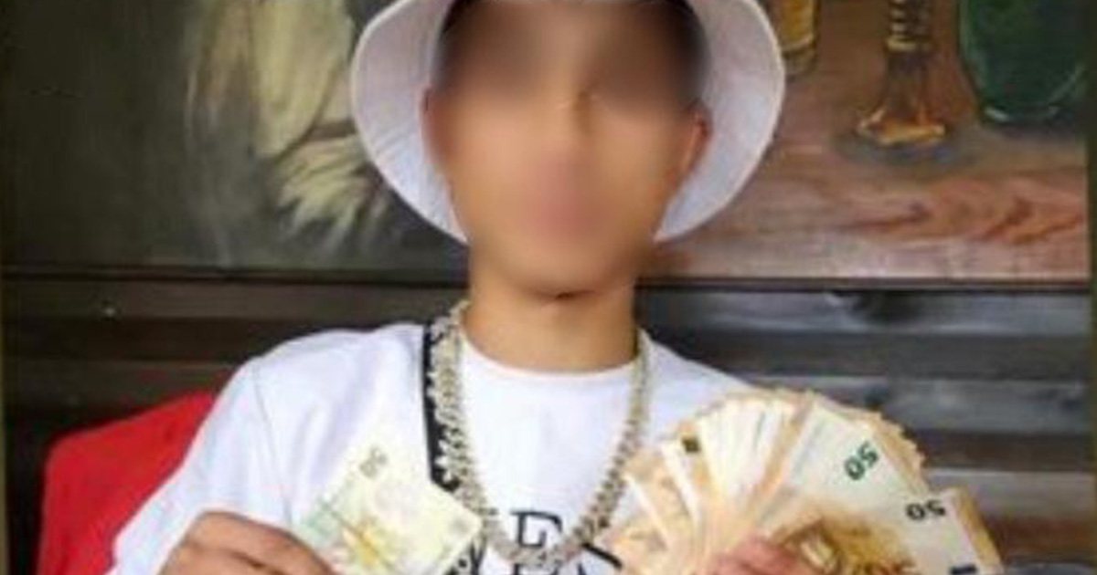 FOTO/VIDEO. Un adolescent, spaima unei comune întregi. Ar fi jefuit 8 case, după care s-a pozat cu hainele și banii furați