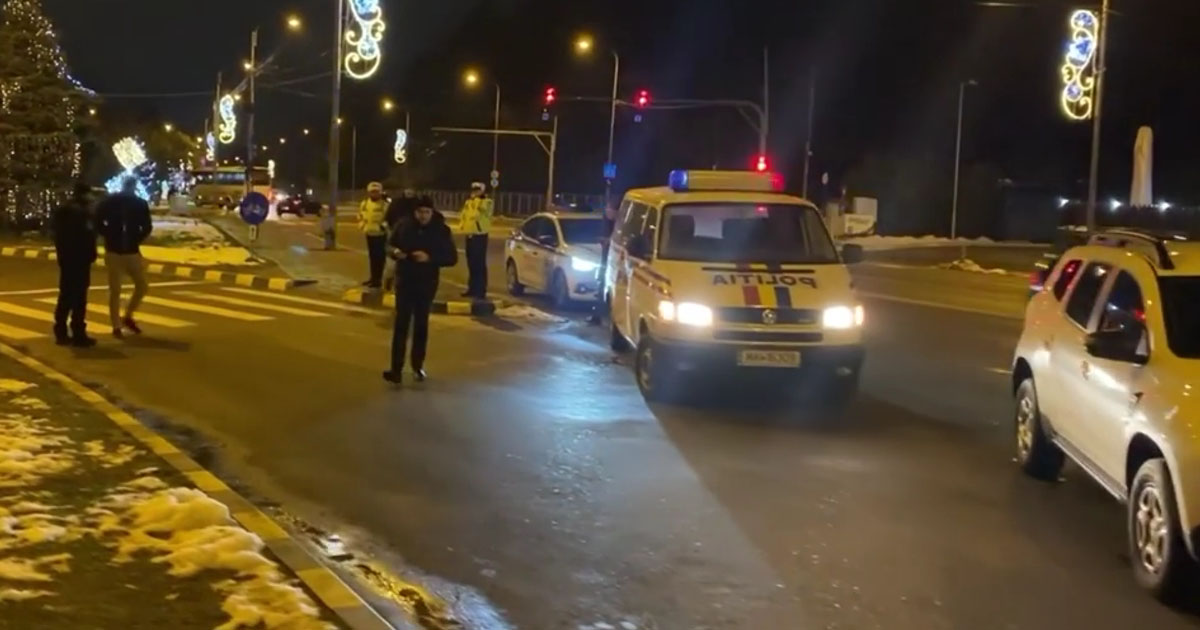 VIDEO. Polițiștii au tras zeci de focuri de armă în centrul orașului. Șofer fugar, prins de mascați