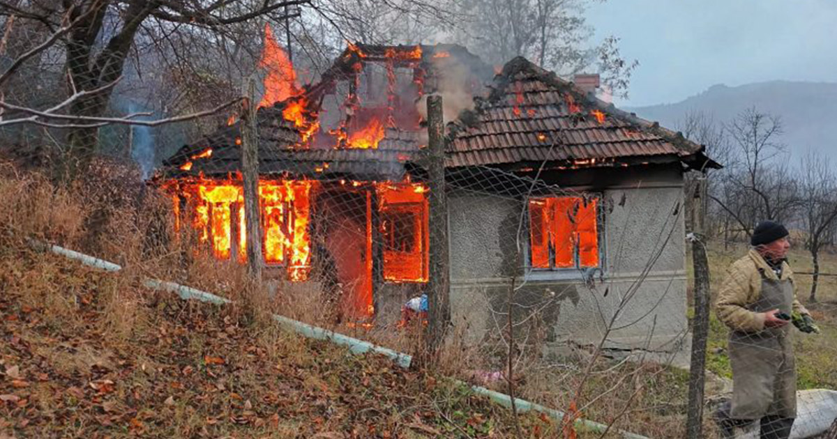 FOTO. Un băiețel de 1 an și o fetiță de 2 ani au ars de vii în casă. Tragedie fără margini