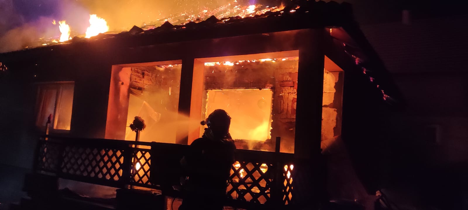 FOTO. Incendiu în miez de noapte. Alertă într-o localitate din județul Satu Mare