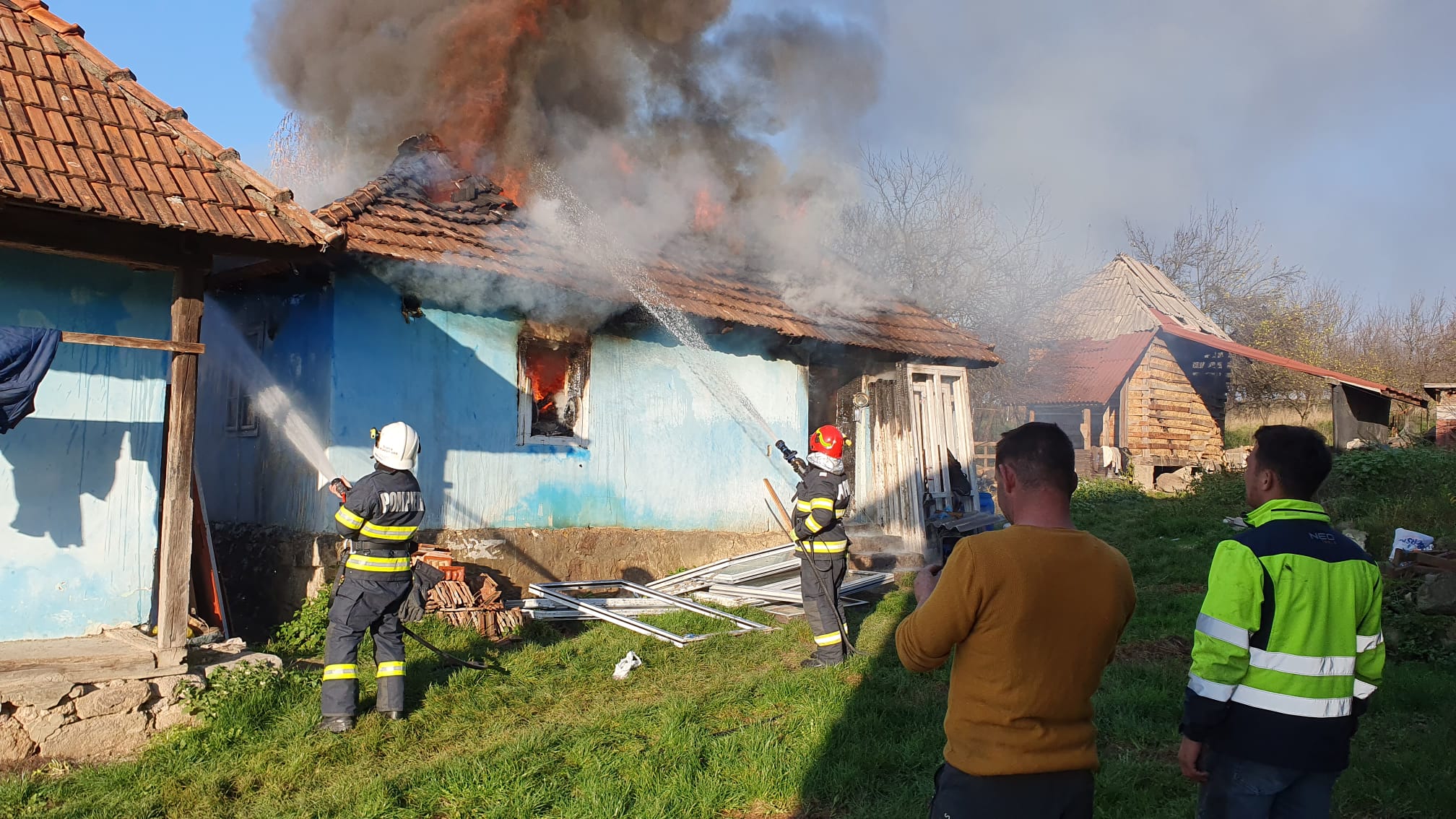 FOTO/VIDEO. Incendiu la o casă din județul Satu Mare. Mai multe echipaje intervin