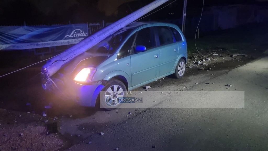 FOTO. Bărbat din Carei, băut bine, a ajuns cu mașina-n stâlp, pe Cloșca. Acum are dosar penal