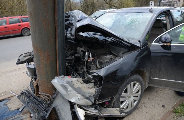 Secție de votare din județ, rămasă fără curent. O mașină a lovit un stâlp de electricitate