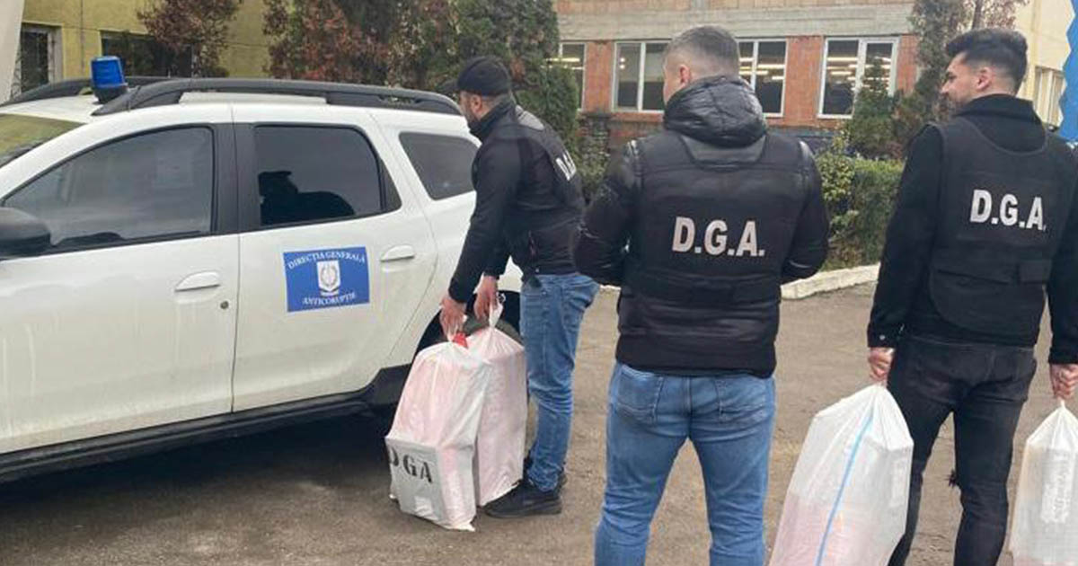 Polițiștii anticorupție din Satu Mare au descins la Prefectura Maramureș și la mai mulți funcționari publici acasă