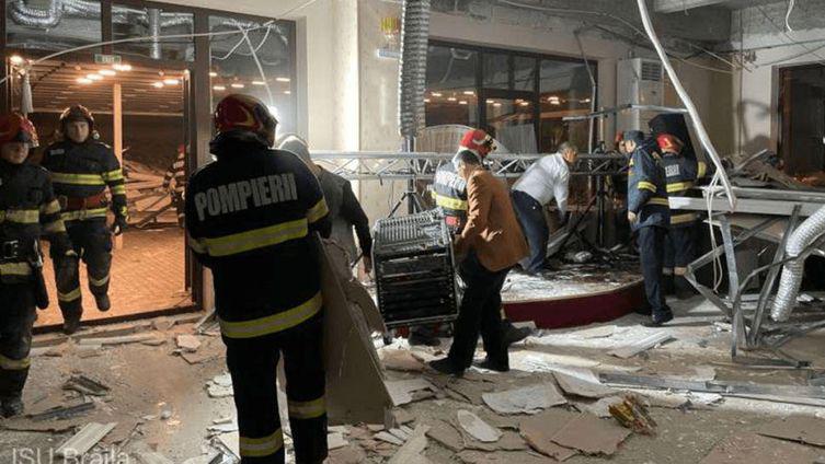 FOTOGALERIE. A căzut tavanul peste zeci de persoane la o nuntă. Se întâmplă în România!