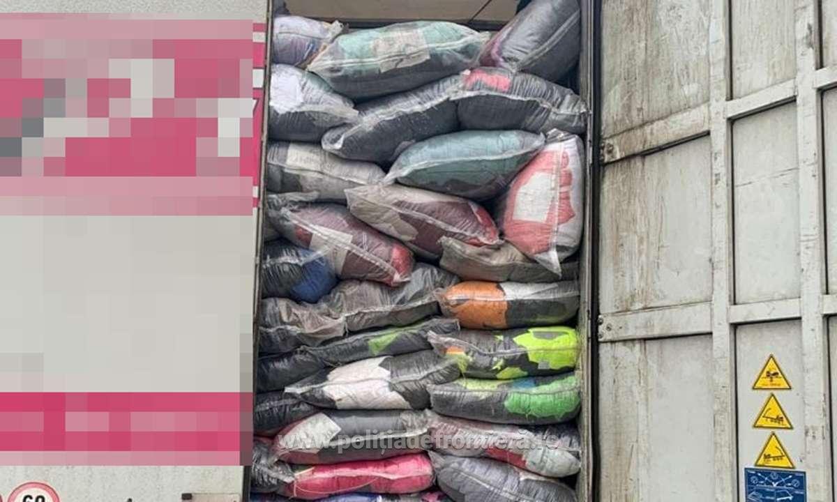 FOTO. TIR-uri cu haine second-hand, interzise prin Vama Petea. Întoarse în Ungaria