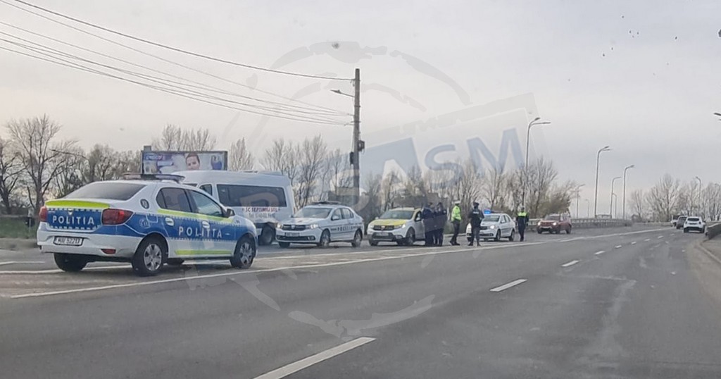 FOTO/VIDEO. Ce a pățit taximetristul care nu a oprit la semnalele polițiștilor. Blocat pe Podul Decebal