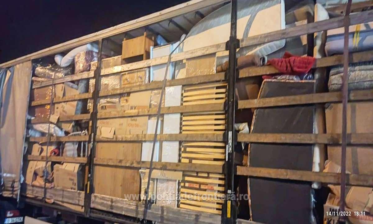 FOTO. TIR cu mobilier și electronice second-hand, interzis prin Vama Petea. Întors în Ungaria