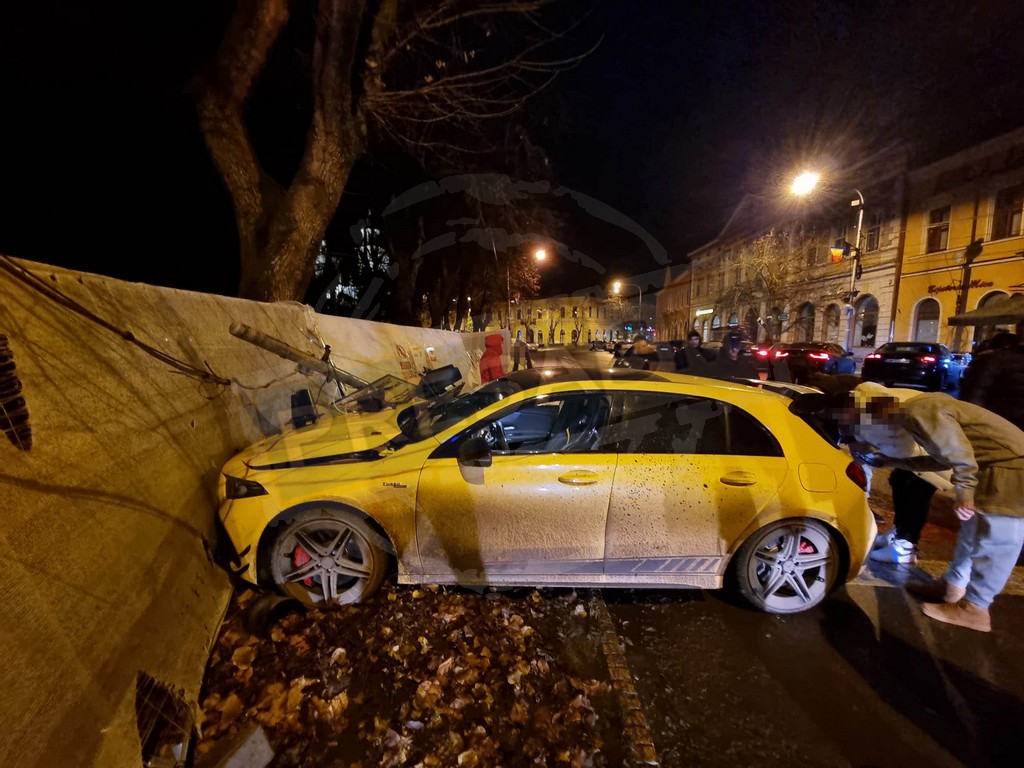 FOTOGALERIE.  Accident în centrul Sătmarului. Un puștan a spulberat semaforul cu mașina
