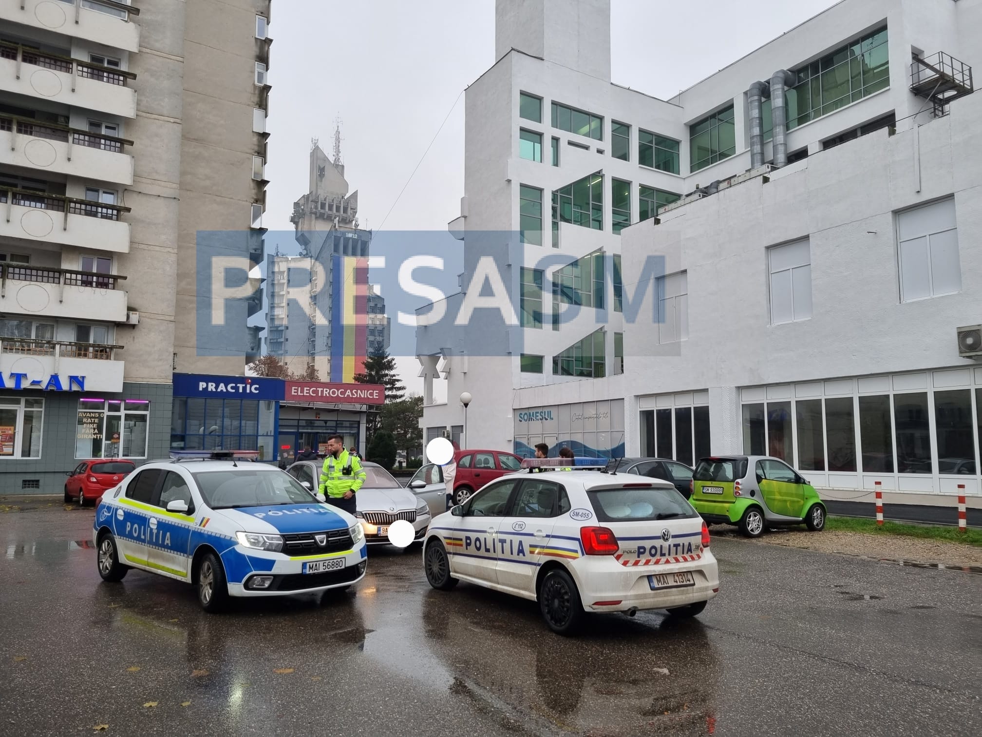 FOTO. Accident și ceartă în parcarea Centrului Someșul. Mai multe echipaje au intervenit