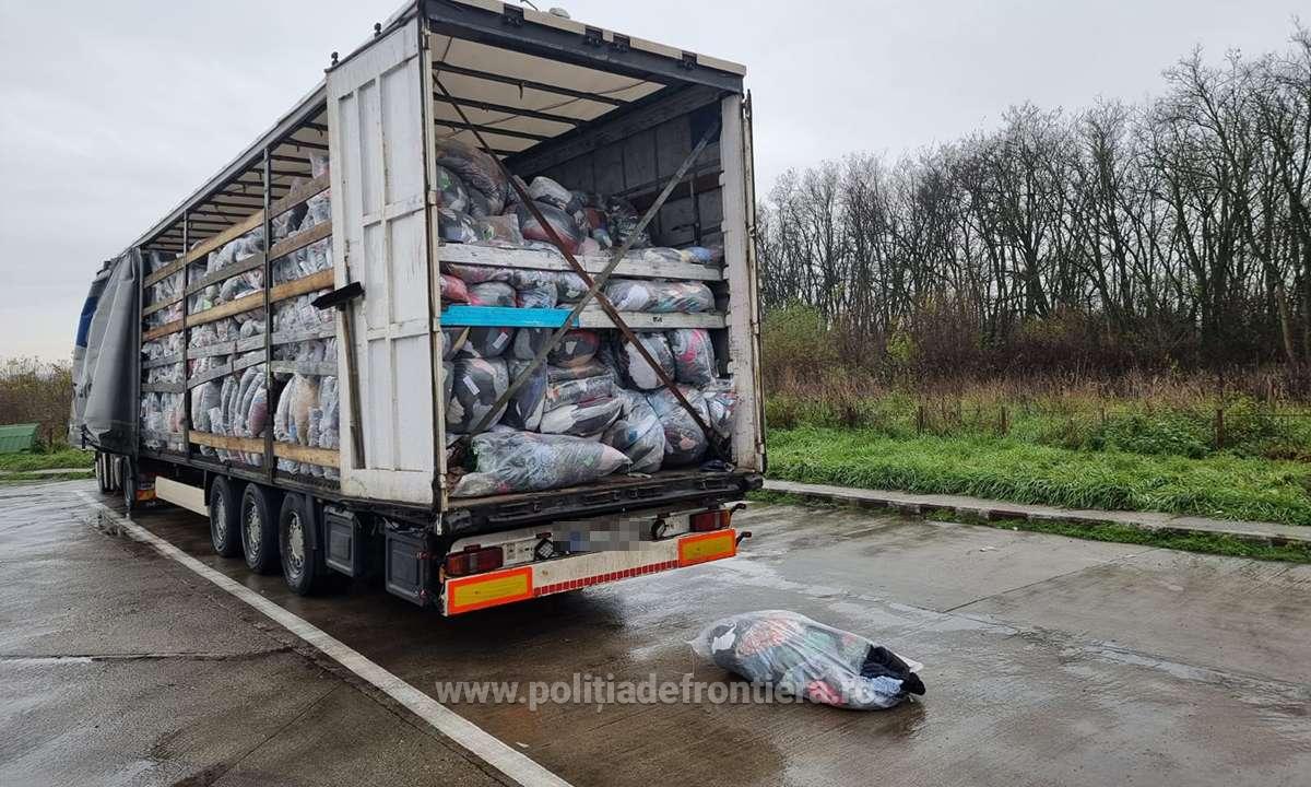 Zeci de tone de haine second-hand, oprite în Vama Petea. Retrimise în Germania