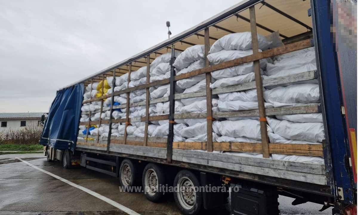 Trei TIR-uri, pline cu tone de haine și mobilă second-hand, trimise înapoi în Ungaria