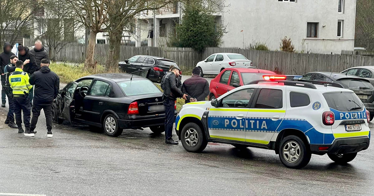 FOTO. Cursă cu poliția pe urme, pe străzile unui oraș din țară. Șoferul băut a făcut prăpăd pe drum