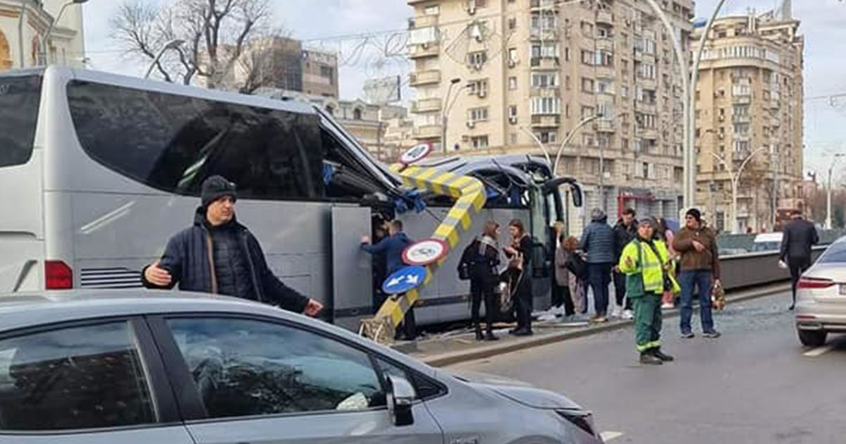 FOTO/VIDEO. Accident înfiorător în Capitală. Un autocar plin cu turişti s-a izbit de limitatorul de înălţime
