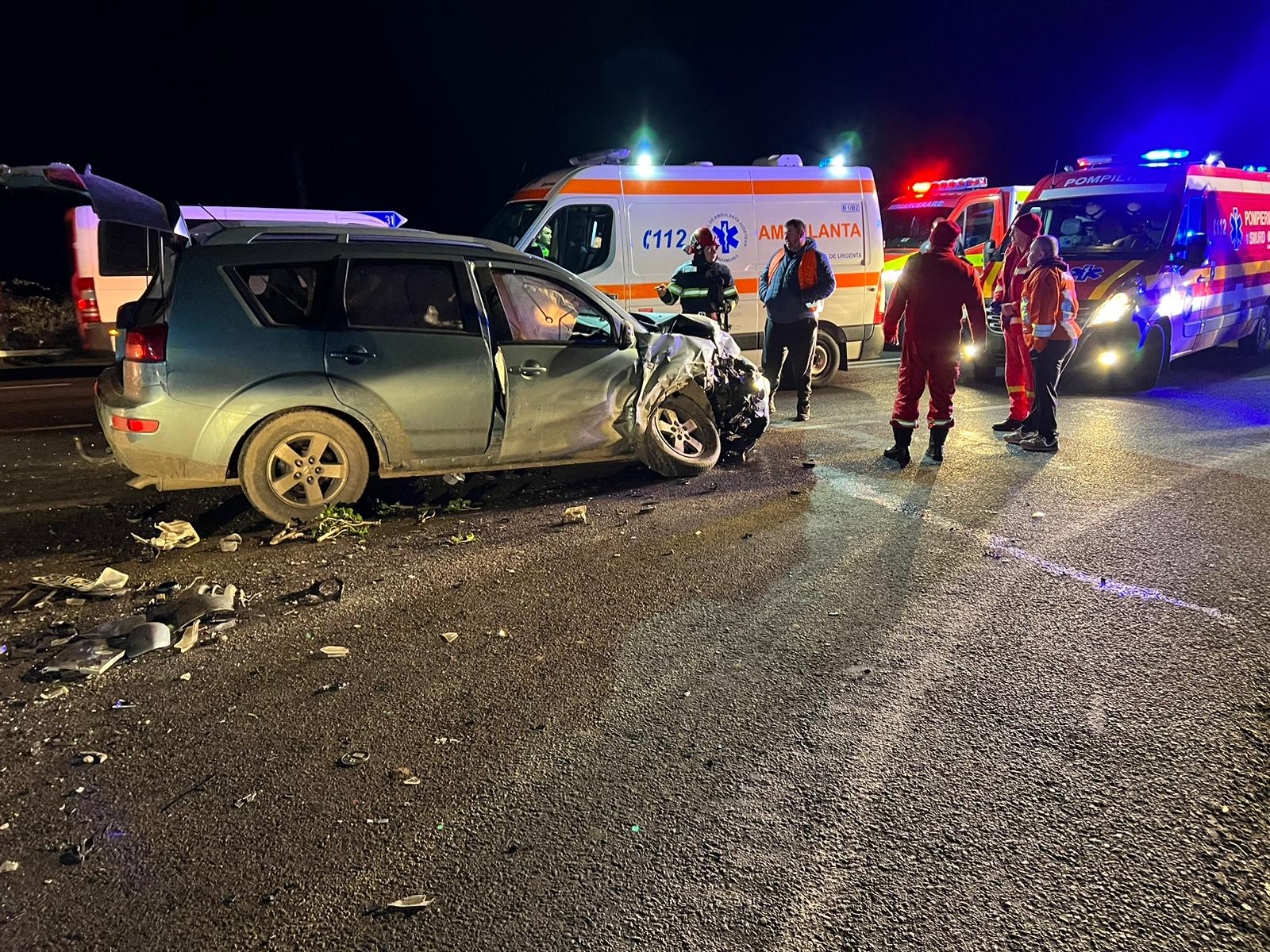 FOTO. Cinci persoane, inclusiv trei copii, rănite în urma accidentului grav de la Apa