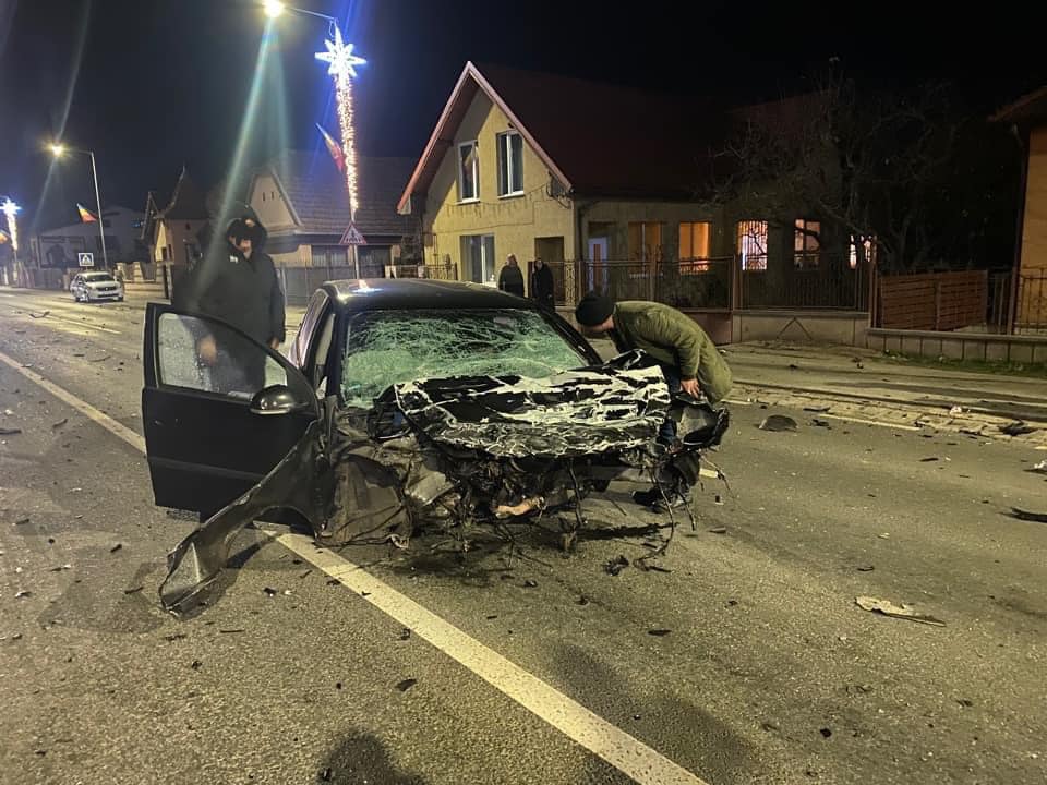 FOTO. Doi tineri "au făcut raliu" pe DN1. Cursa nebună s-a încheiat cu un accident înfiorător