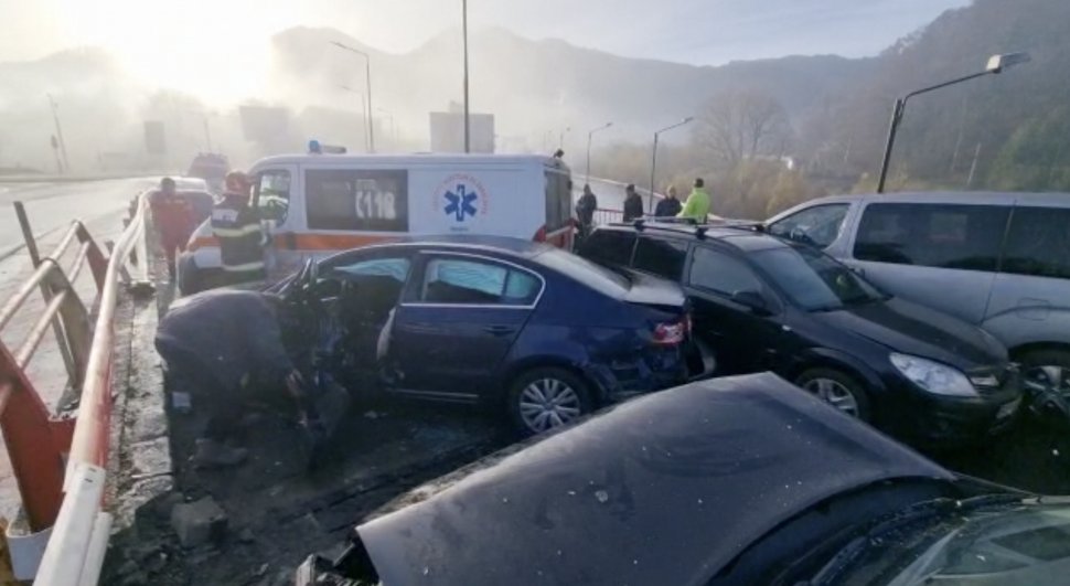 FOTO/VIDEO. Accident în lanț: 17 mașini, printre care și o ambulanță. Persoane încarcerate
