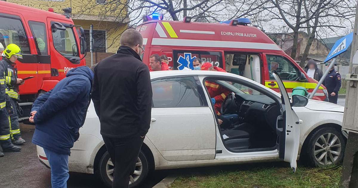 FOTO. Accident în municipiul Satu Mare. Șoferului i s-a făcut rău, a intrat cu mașina într-un indicator rutier