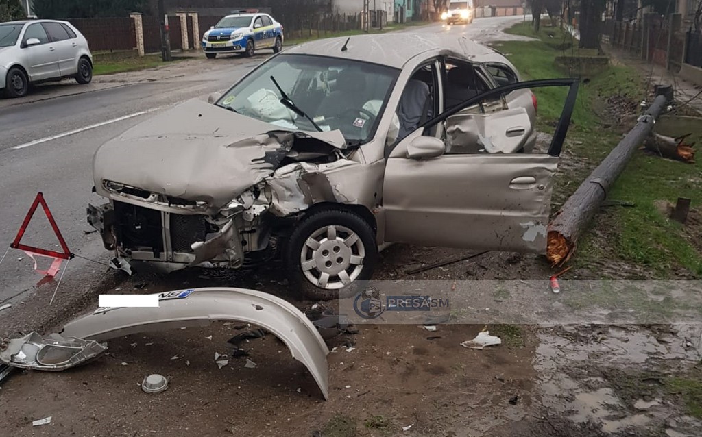 Un sătmărean s-a oprit cu mașina în stâlp. Motivul: s-a urcat beat la volan și a șerpuit pe șosea