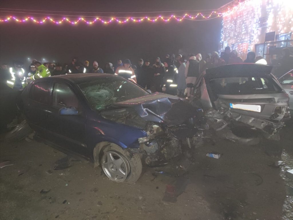 FOTO. Accident mortal într-o benzinărie din țară. A lovit doi pietoni, unul a murit, apoi a ricoșat în alte trei autoturisme
