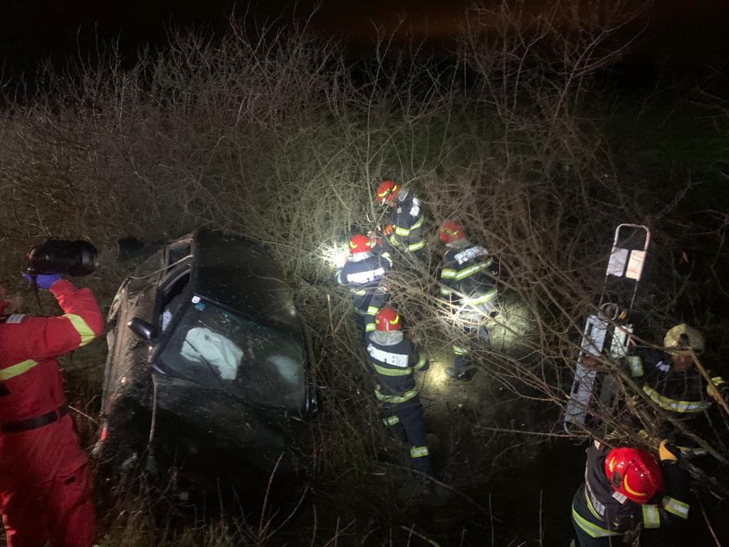 FOTO. Accident teribil în județ. Mașină răsturnată în șanț, victimă încarcerată