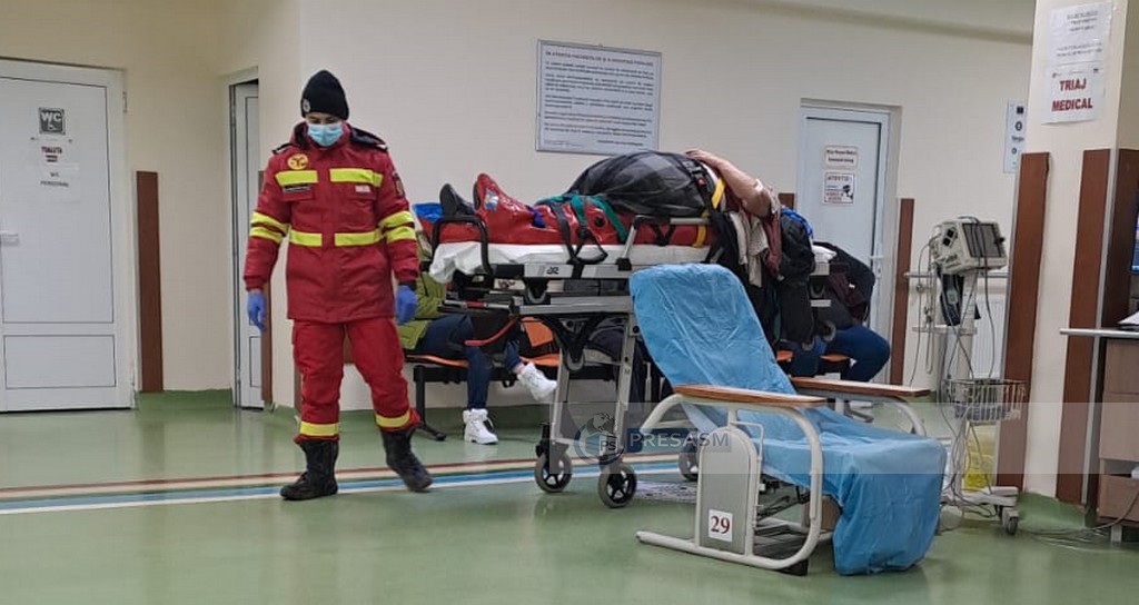 FOTO. Soț și soție la UPU Satu Mare. Mașina le-a fost lovită de o autoutilitară