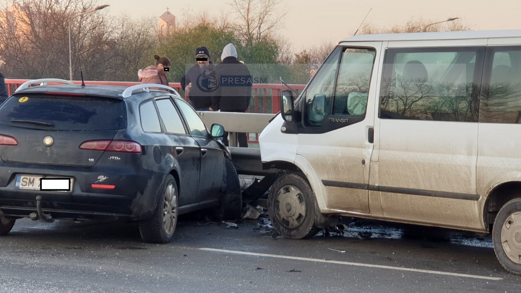FOTO. Un începător (18 ani) a lovit cu mașina un microbuz. Patru victime pe Podul Golescu