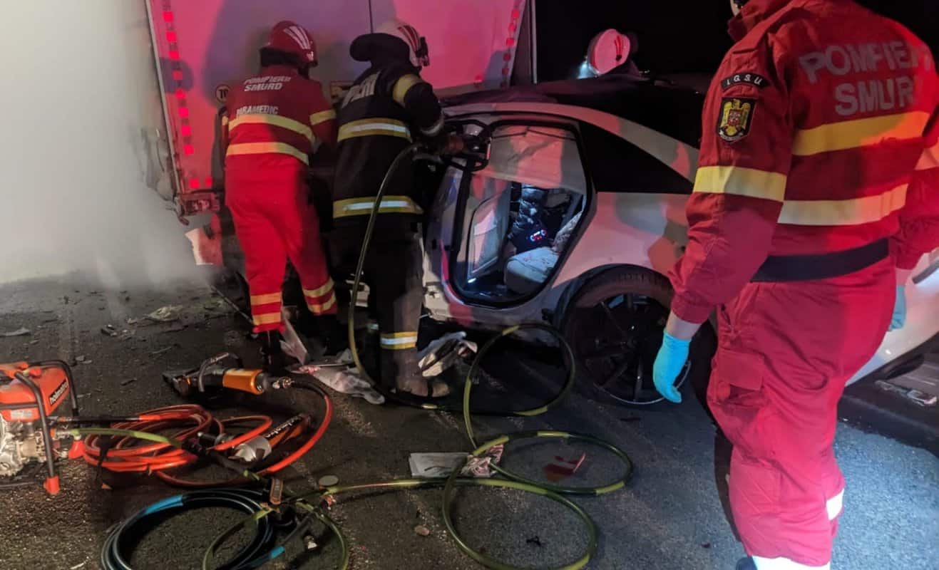 FOTO/VIDEO. Accident teribil în țară. Doi tineri au murit, alte două persoane în stare gravă. Au intrat cu mașia sub un TIR