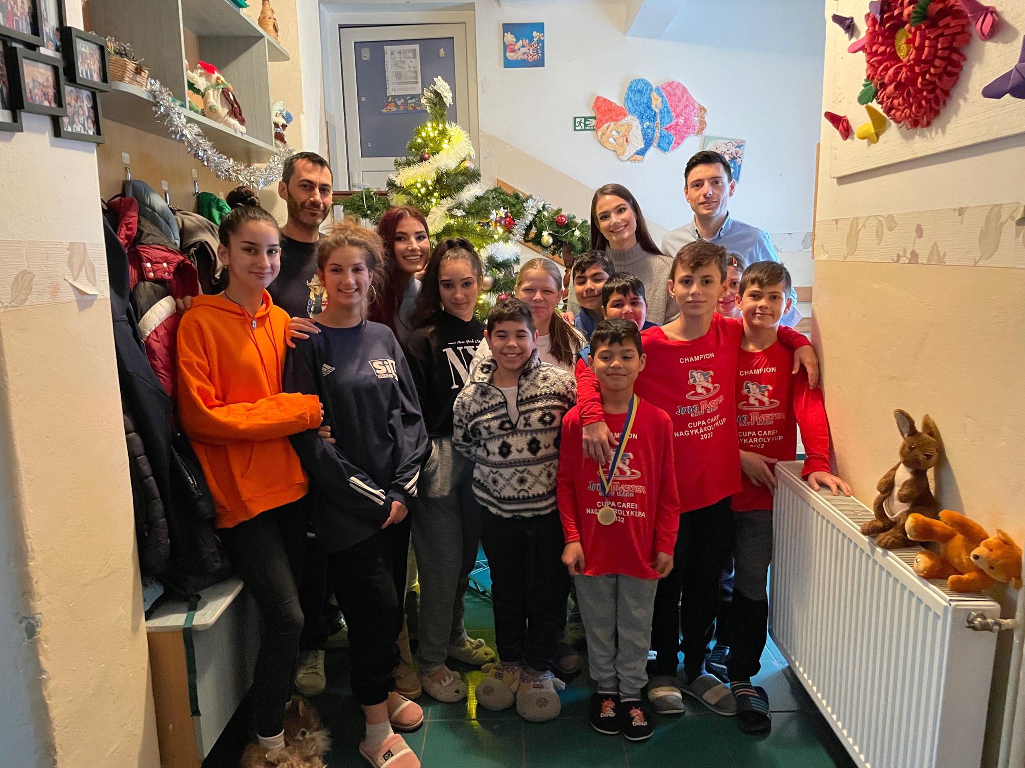 FOTO. Voluntarii asociatiei “Apel la acțiune” au făcut o supriză copiilor de la casa de copii “Speranța” din Carei