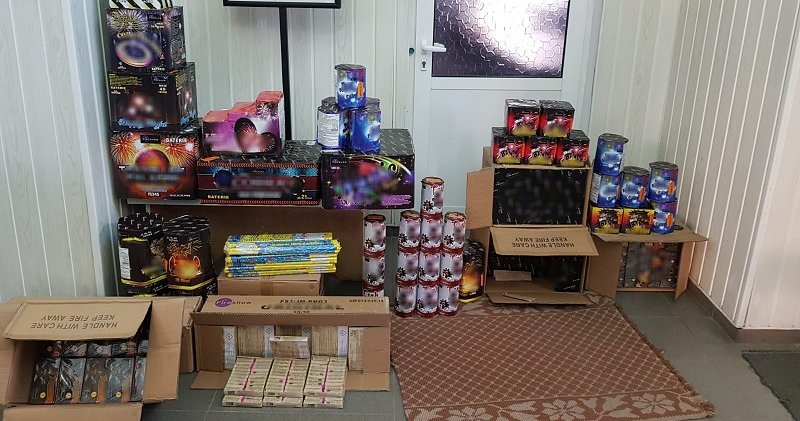 Un veritabil arsenal de materiale pirotehnice găsit acasă la o sătmăreancă