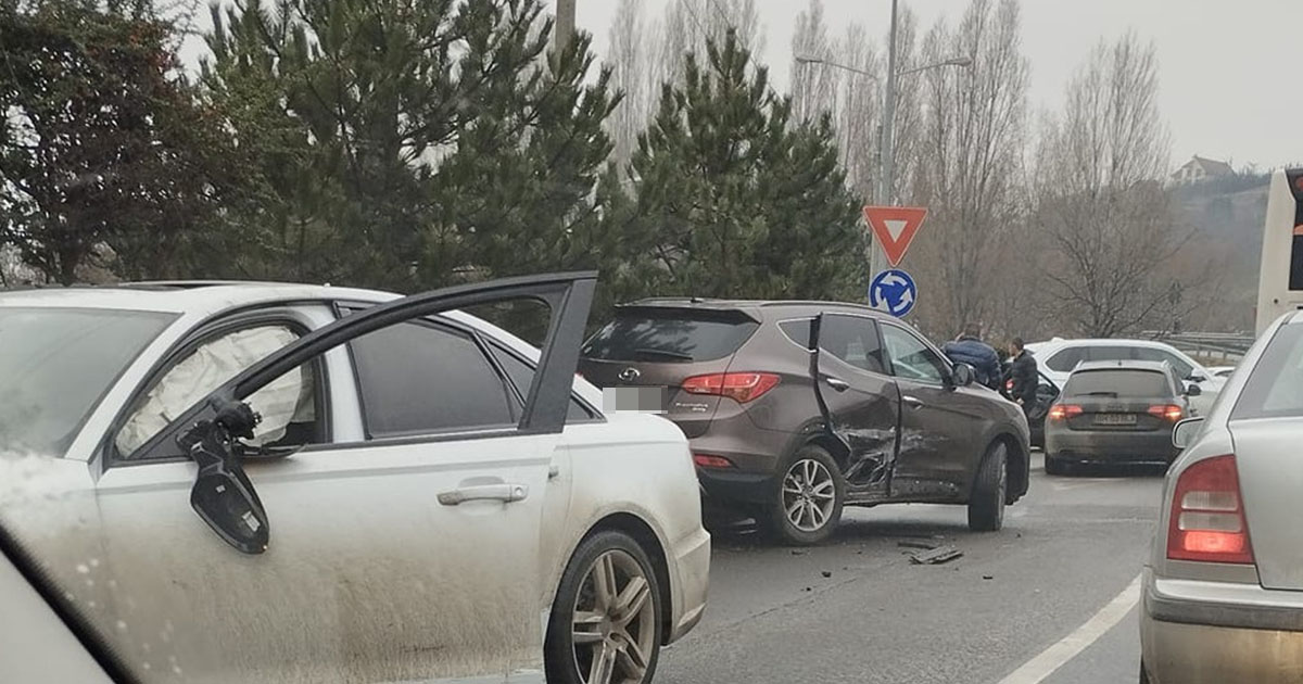 FOTO. Clipe de groază în județul vecin. Și-a agresat iubita, a fugit de polițiști, a lovit patru mașini și a sărit în râu