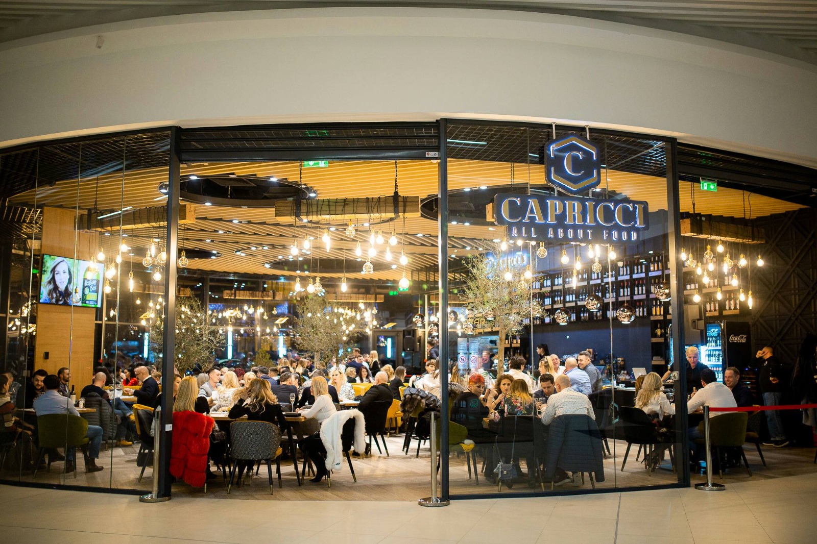 Restaurantul Capricci, la ceas aniversar! Super-petrecere la celebrarea a patru ani de existență