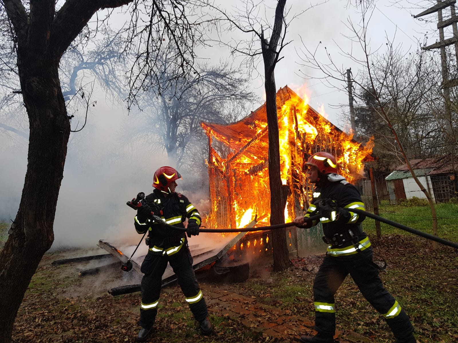 FOTO/VIDEO. Incendiu într-o zonă de agrement din municipiul Satu Mare. Cabană distrusă de foc