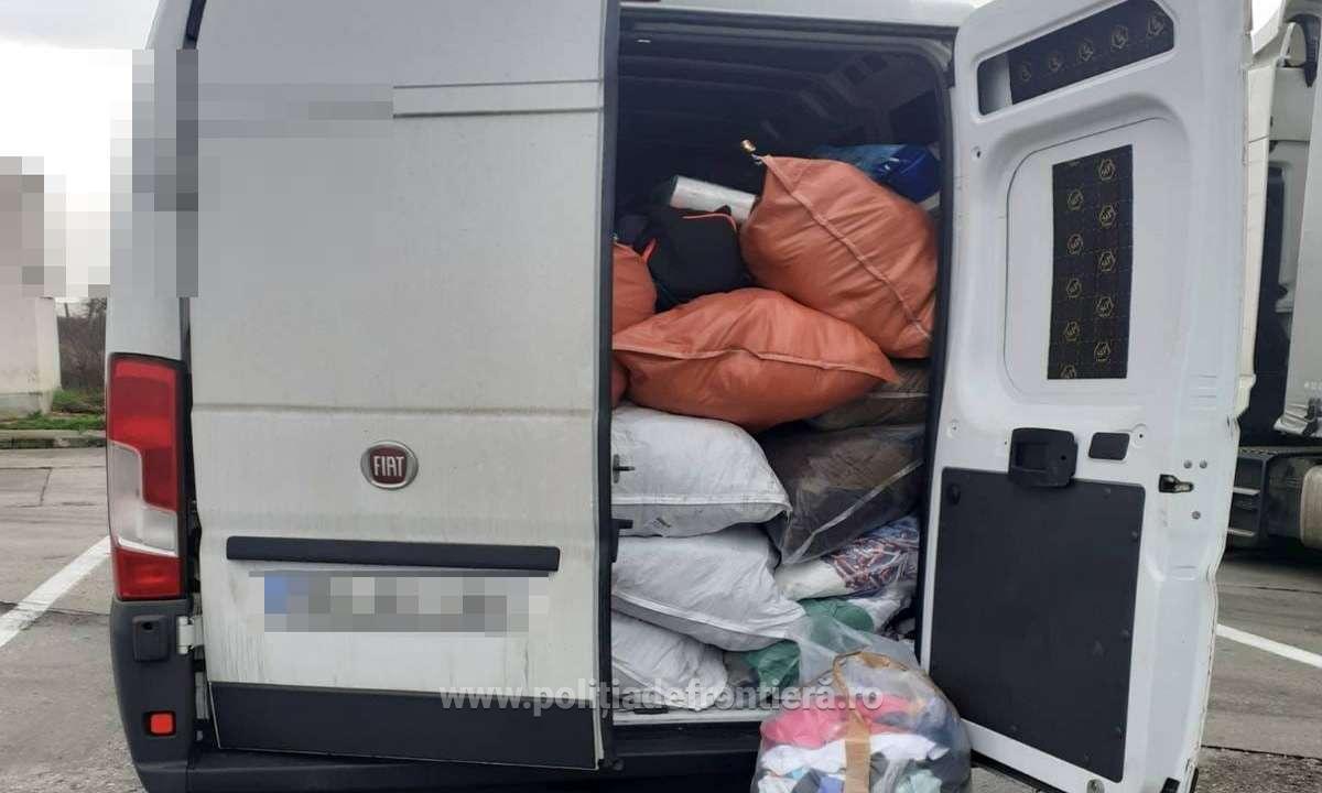 FOTO. Haine second-hand și electrocasnice uzate oprite de la intrarea în țară