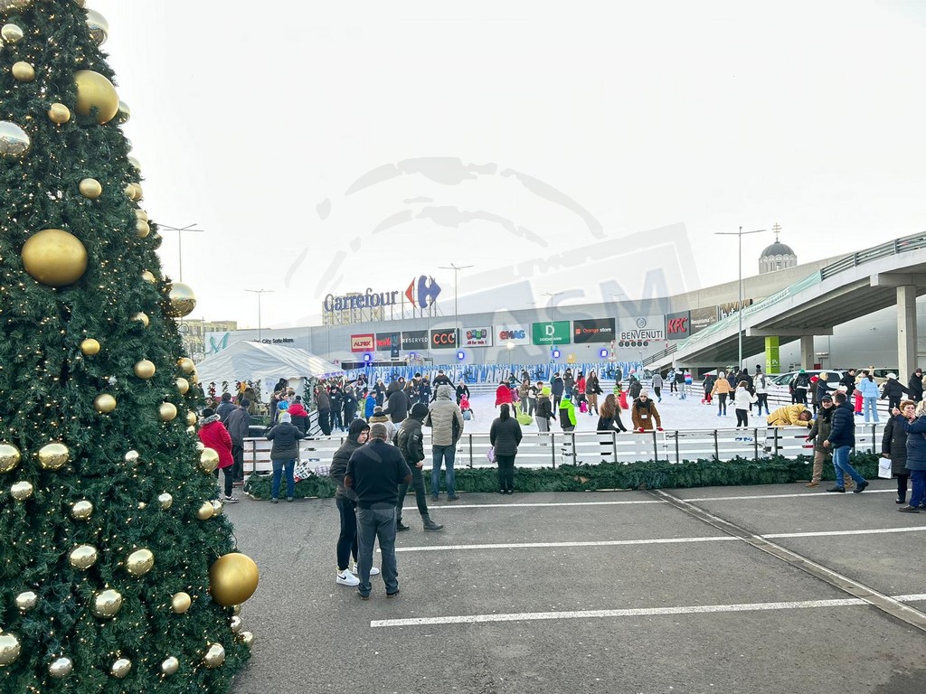 FOTO. Distracția este în toi la patinoarul de la Shopping City. Sătmărenii, așteptați cu mic, cu mare