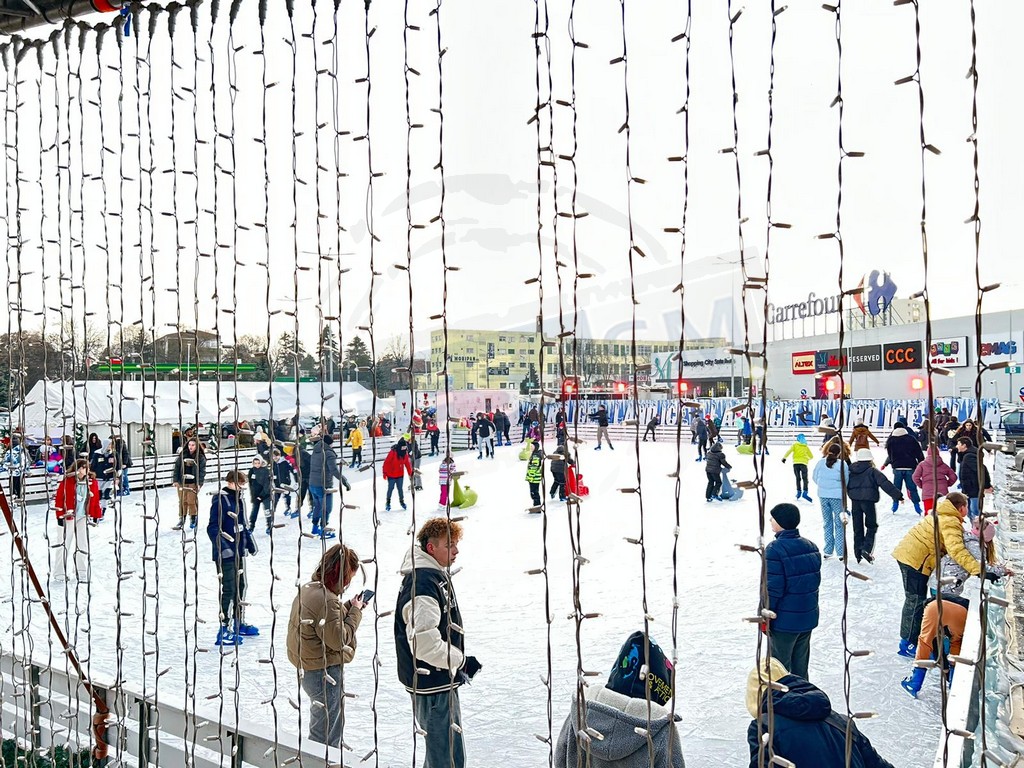 Patinoarul de la Shopping City Satu Mare, deschis până la finalul lunii! Profitați de ultimele zile