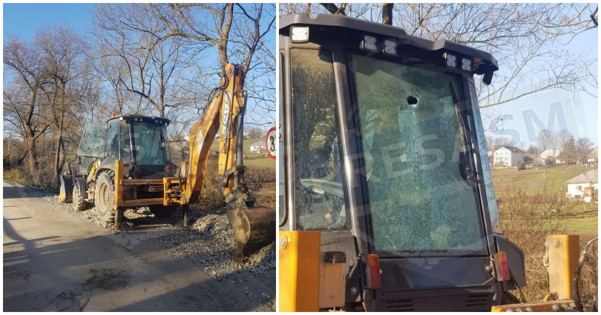 FOTO. Utilajele unei firme, care introduce canalizarea, atacate într-un sat din județ