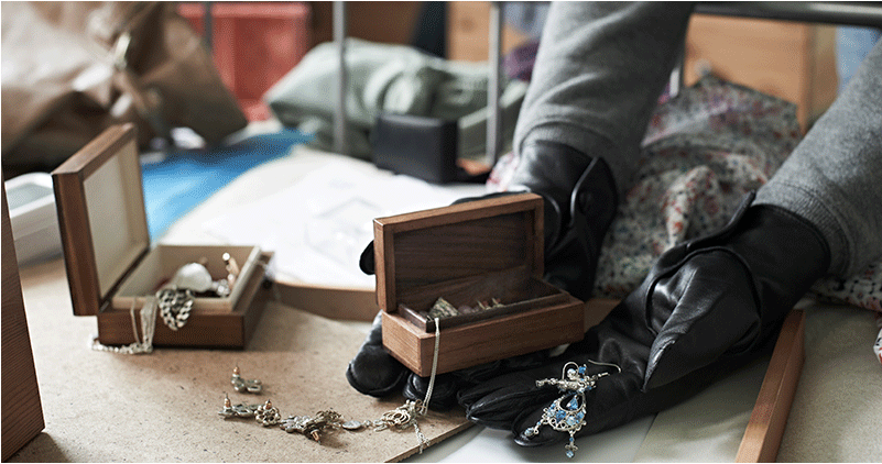 Sătmărean lăsat fără lanțul de mii de lei. L-a furat din casă o tânără de 18 ani