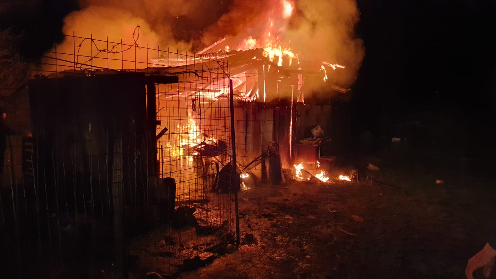 FOTO/VIDEO. Unor sătmăreni le-a luat foc afumătoria, înainte de Crăciun. Pompierii au salvat casa de locuit, dar și doi purcei