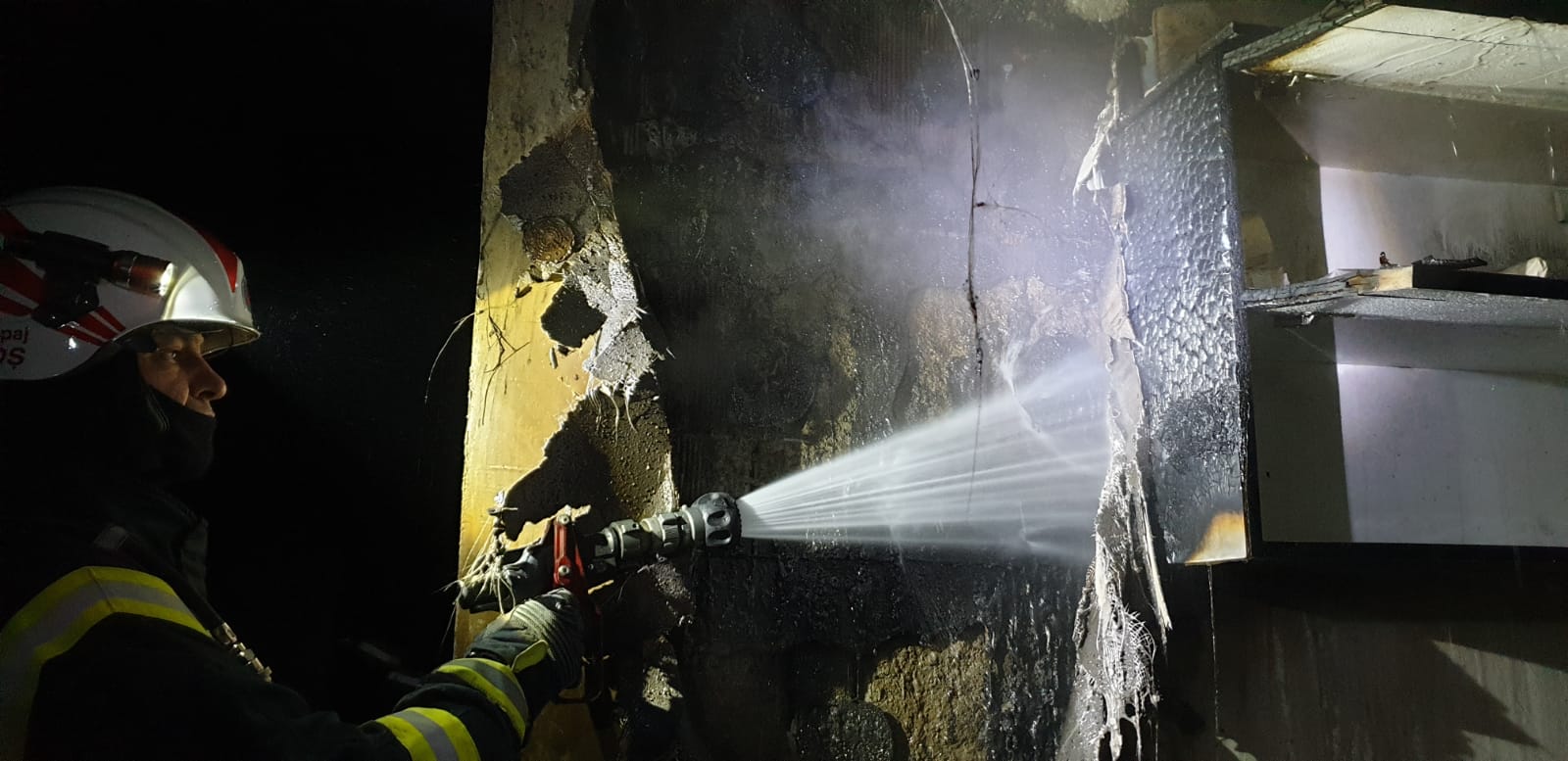 FOTO. Incendiu în județul Satu Mare. Bucătărie cuprinsă de flăcări. Au intervenit pompierii