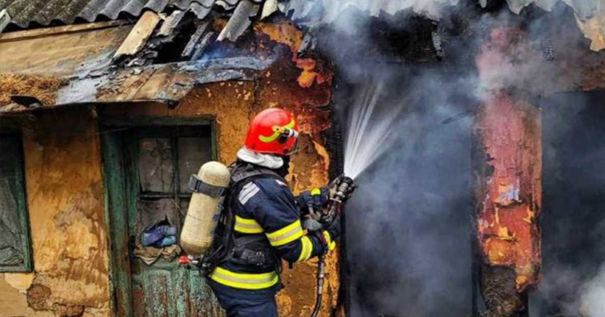 Incendiu la o casă de locuit din județul Satu Mare. Intervin pompierii cu două autospeciale