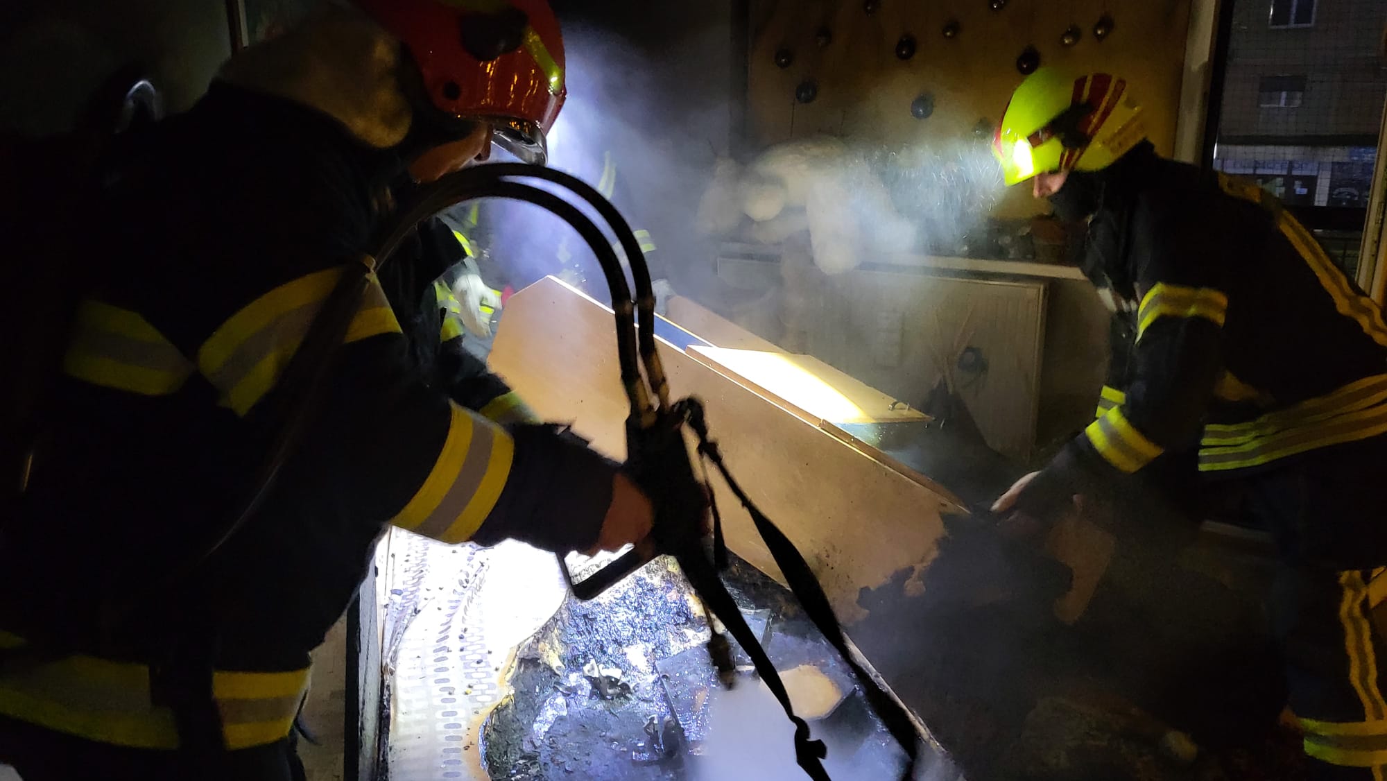 FOTO/VIDEO. Incendiu cu victimă la un bloc de pe Drumul Careiului, în municipiul Satu Mare